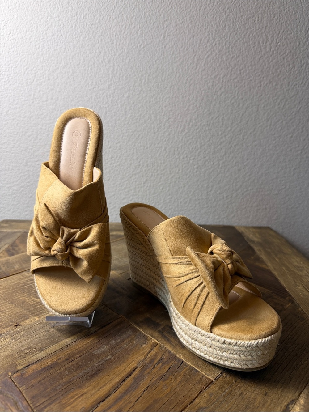 Size 8 Women’s Tan Knot Espadrille Wedge Mules